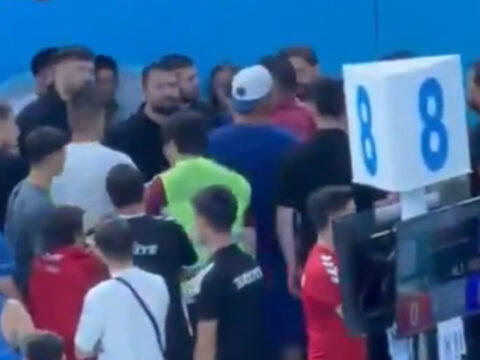 Bakan yardimcisi oglunun yenilgisi sonrasi sahaya atladi hakemin uzerine yurudu guclukle sakinlestirildi uhx3LbpP.jpg