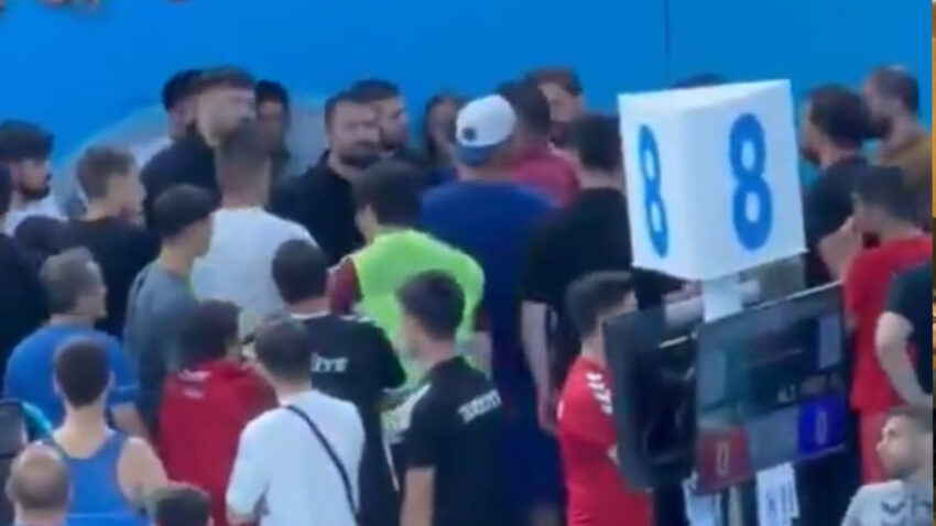 Bakan yardimcisi oglunun yenilgisi sonrasi sahaya atladi hakemin uzerine yurudu guclukle sakinlestirildi uhx3LbpP.jpg