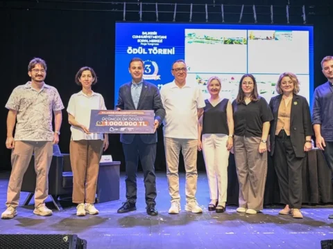 Balikesir cumhuriyet meydaninda oduller sahiplerini buldu claD3BLT.webp
