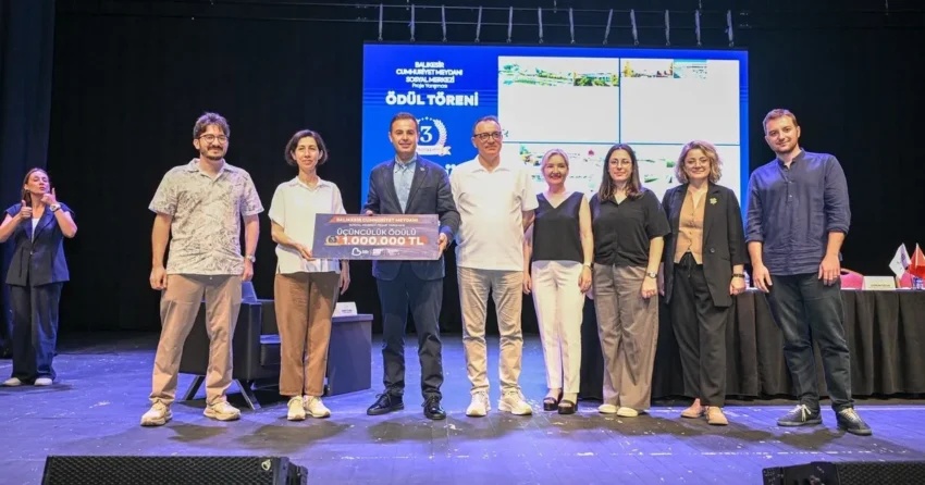 Balikesir cumhuriyet meydaninda oduller sahiplerini buldu claD3BLT.webp