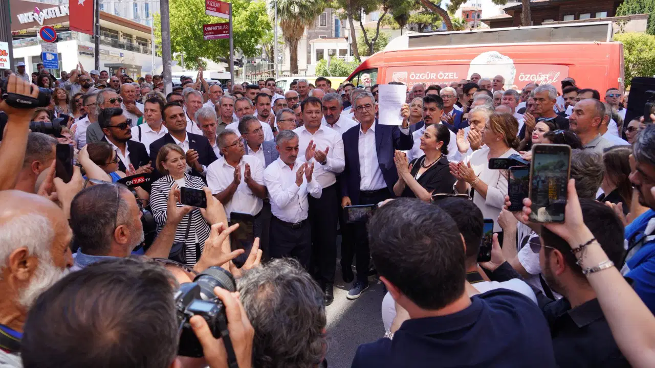 Balıkesir’de CHP’den 12 ilçe belediye başkanı ile il ve ilçe yönetimleri istifa etti