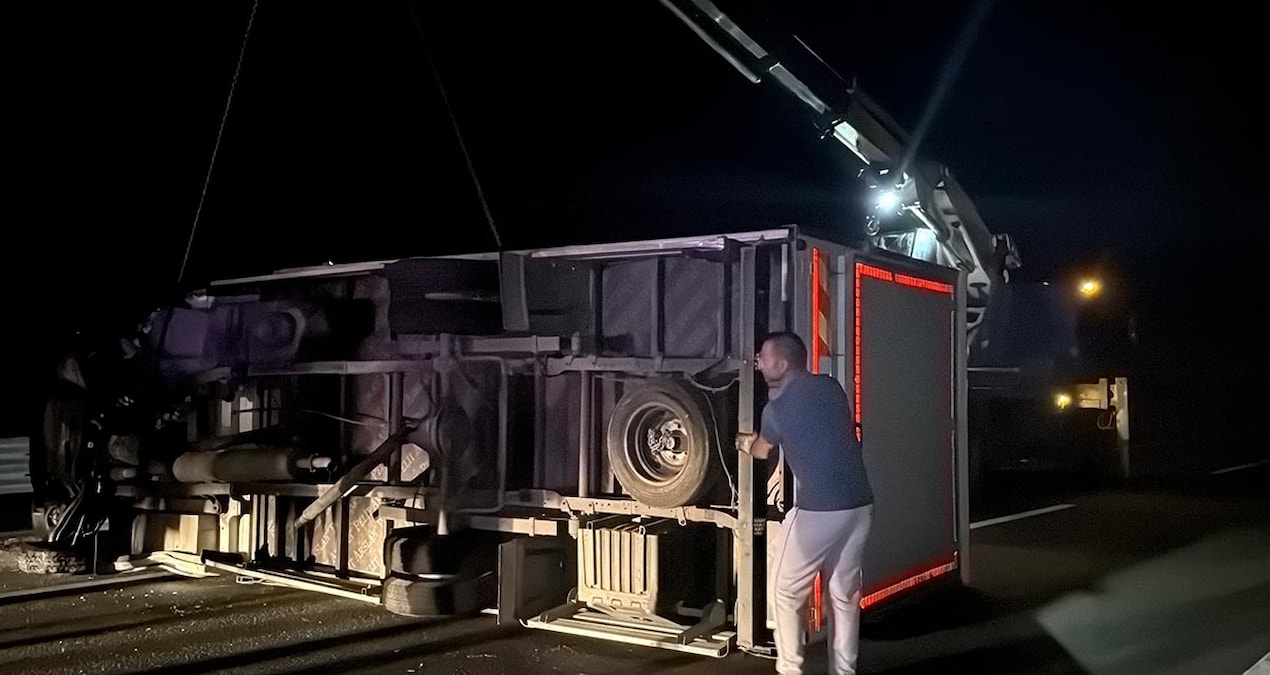 Bariyerlere çarparak devrilen kamyonetin sürücüsü yaralandı