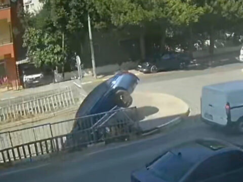 Bariyerleri parcalayip dereye uctu kaza kameraya yansidi 1kDCt3Gw.jpg
