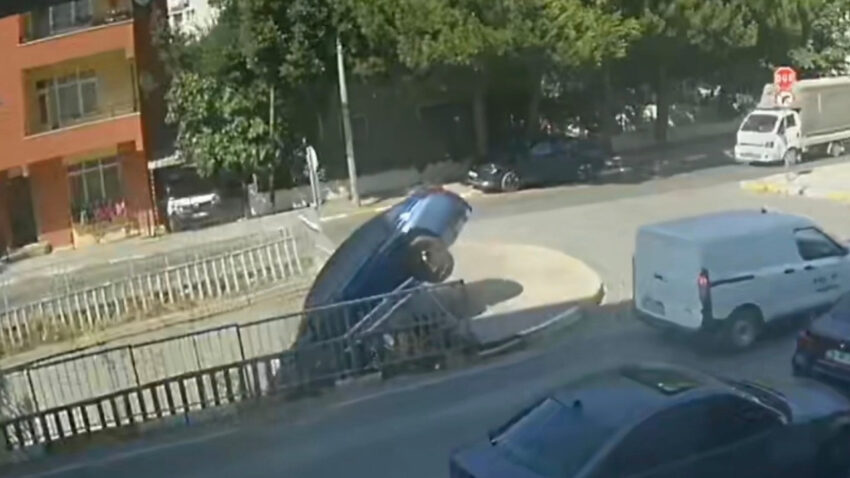 Bariyerleri parcalayip dereye uctu kaza kameraya yansidi 1kDCt3Gw.jpg