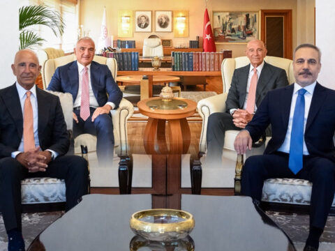 Barracktan iki bakana pes pese ziyaret cZ64kiY6.jpg