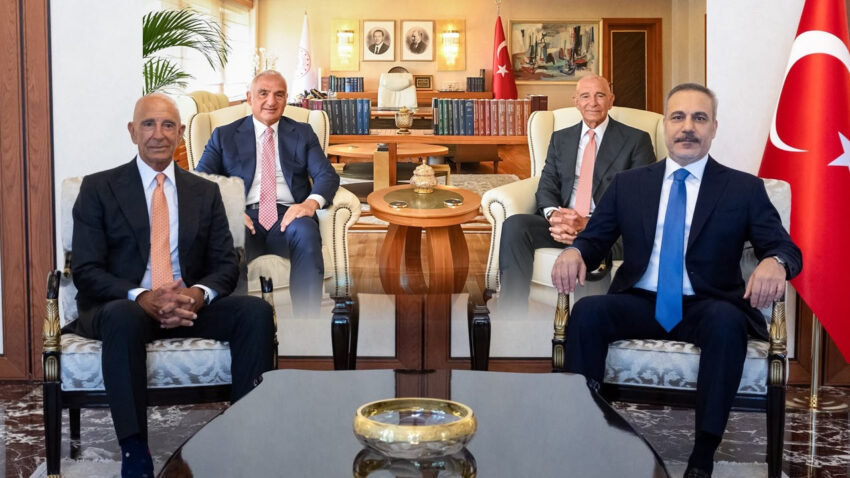 Barracktan iki bakana pes pese ziyaret cZ64kiY6.jpg