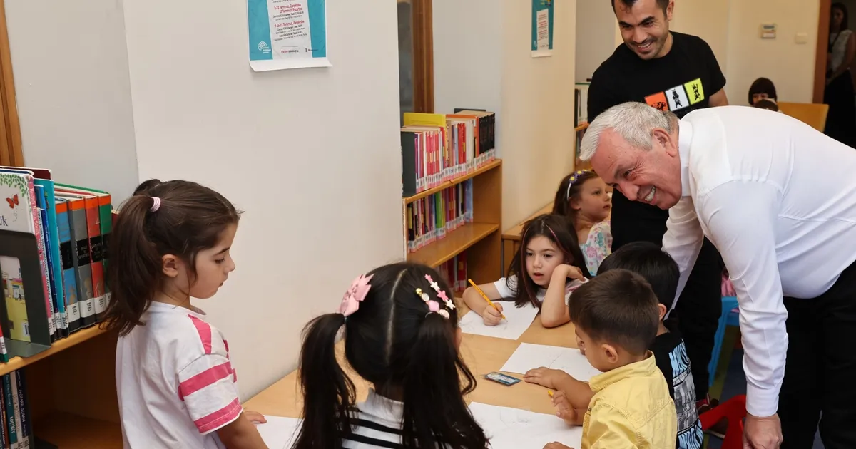 Başkan Özdemir, çocuklar ve ebeveynleri ile kütüphanede buluştu