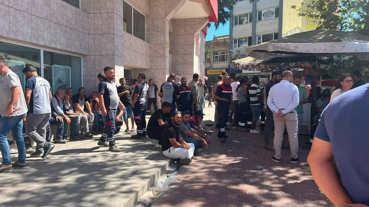 Belediye işçileri şalteri indirdi: Hakları için iş bıraktılar