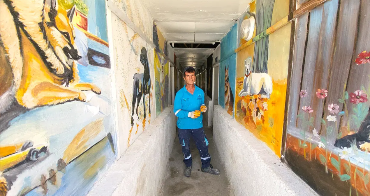 Belediye işçisi sokakları sanatla buluşturdu