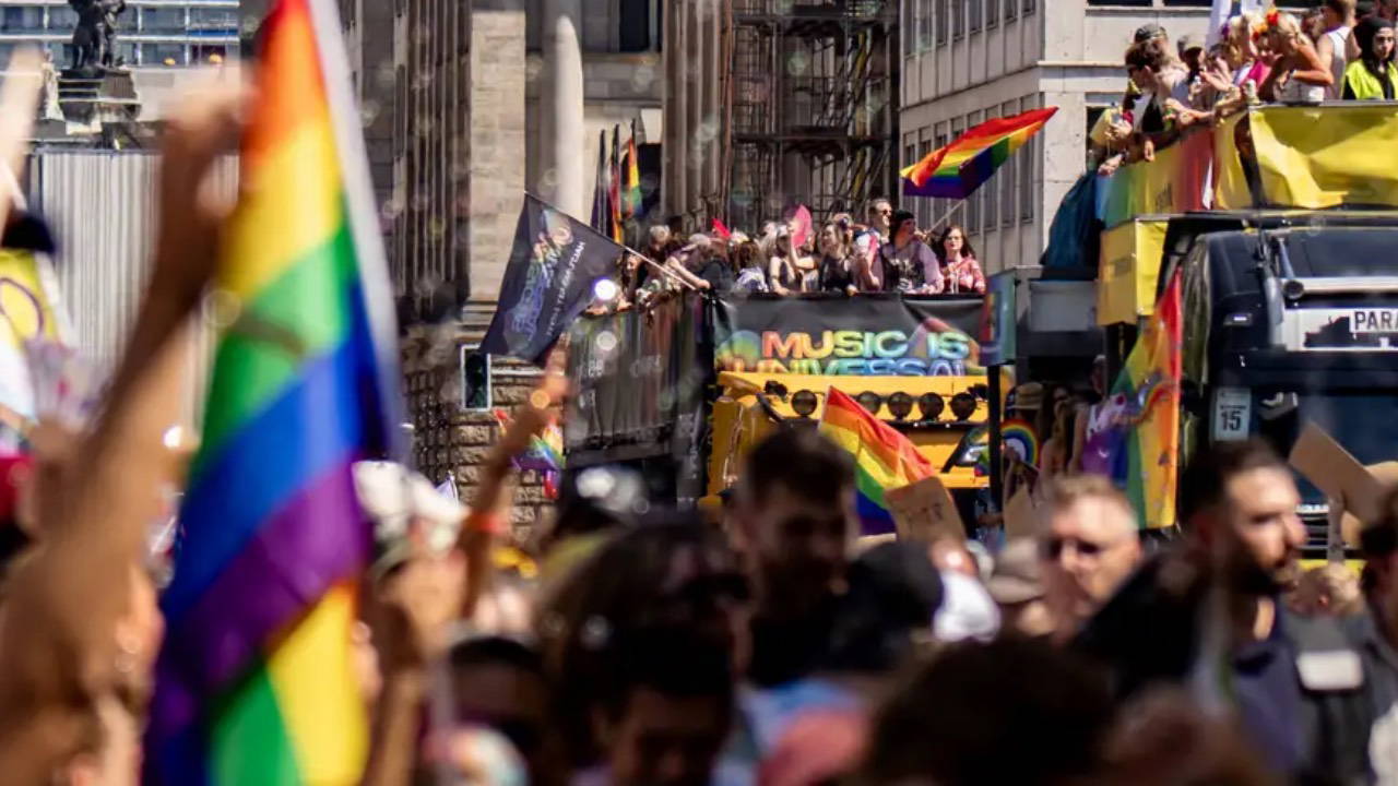 Berlin’de LGBT yürüyüşü yakınında araç kalabalığa daldı: Çok sayıda yaralı
