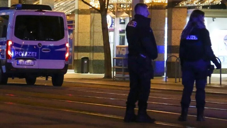 Berlin’de LGBT yürüyüşünün yapıldığı alanın yakınında bir araç kalabalığa daldı