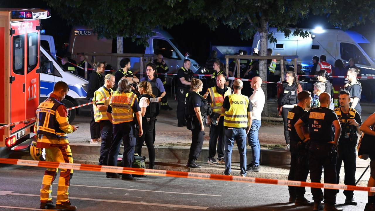 Berlin’de Onur Yürüyüşünde dehşet! Araç kalabalığa daldı, 1 kişi hayatını kaybetti