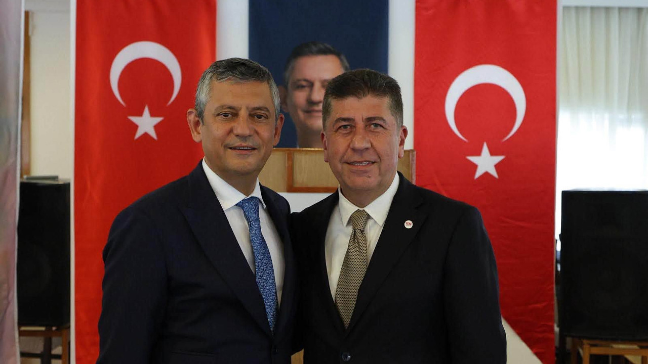 Bilecik Milletvekili Tüzün Yeni Parti rozetini taktı