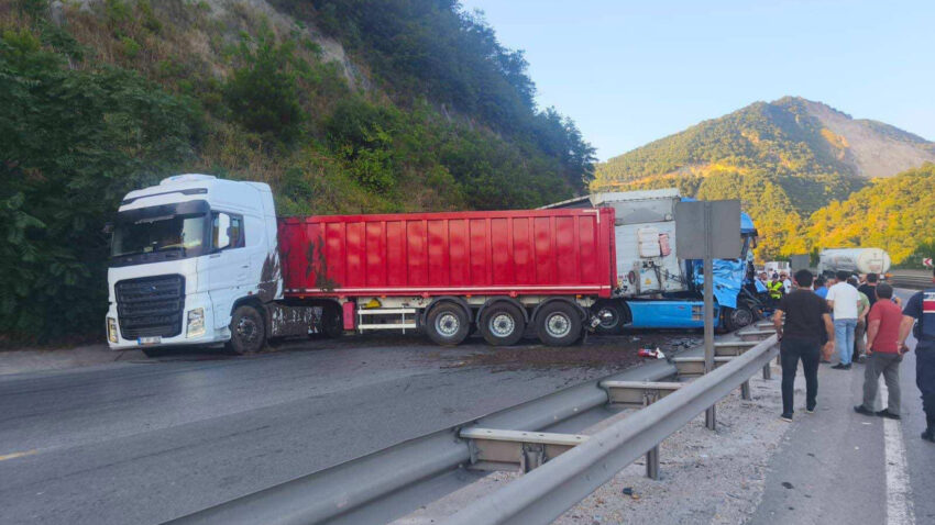Bilecik yolunda trafigi durduran tir kazasi ZRQijqFK.jpg