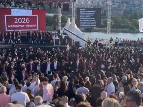 Bilgi universitesi mezuniyetinde protesto ogrenciler sirtini dondu rektor sahneden indi g5Vx2rCx.jpg