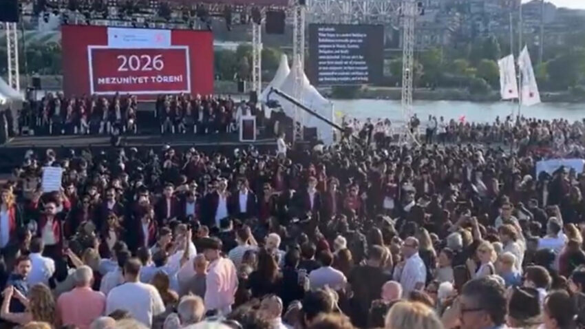 Bilgi universitesi mezuniyetinde protesto ogrenciler sirtini dondu rektor sahneden indi g5Vx2rCx.jpg