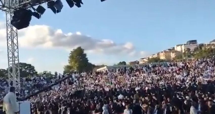 Bilgi universitesinde kayyum rektoru sirtlarini donerek protesto ettiler LtO8KMPb.jpg
