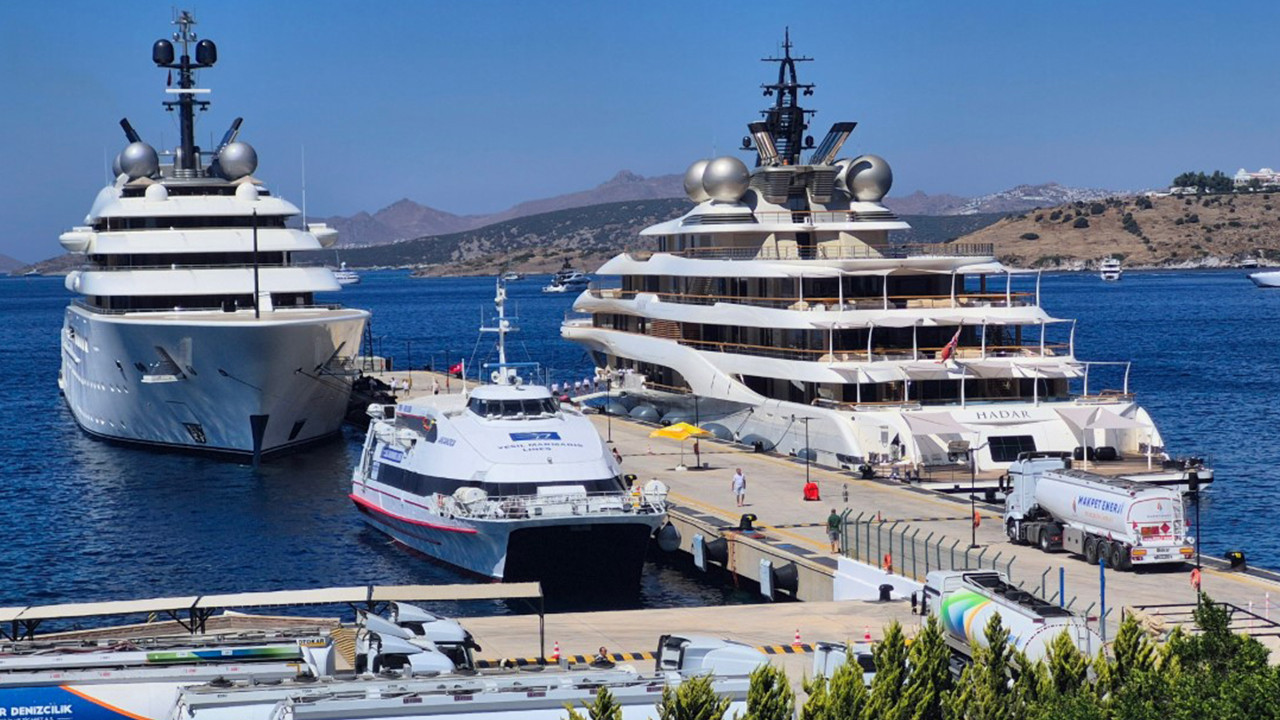 Bodrum’a iki dev mega yat demir attı: İlk kez görenler hayran kaldı