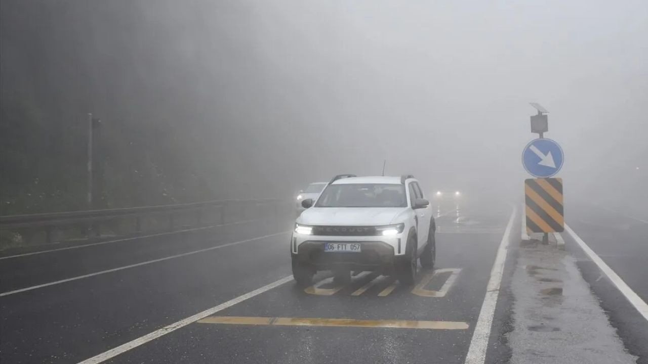 Bolu Dağı’nda sis ve yağmur ulaşımı felç etti