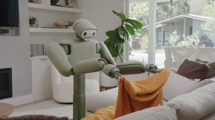 Bu insansı robot çamaşır katlıyor, yatağı topluyor ve evi düzenliyor