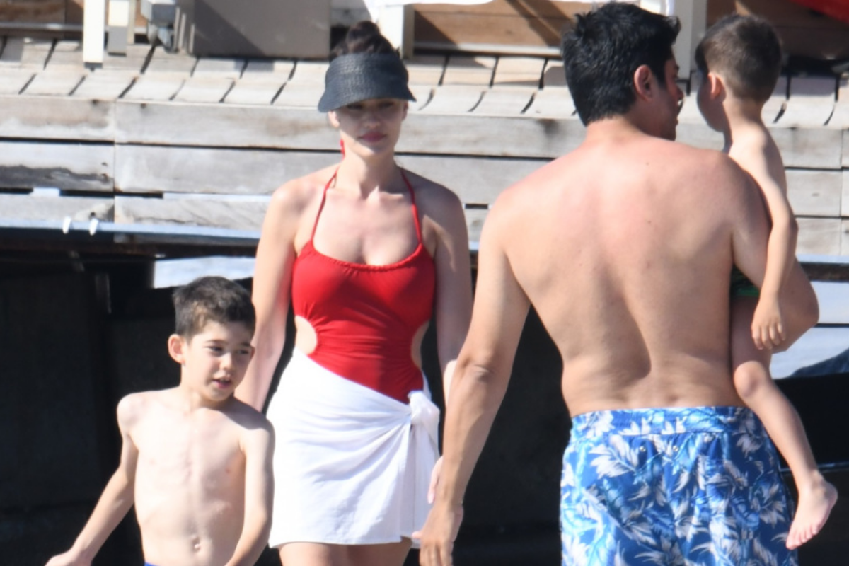 Burak Özçivit ve Fahriye Evcen’in Bodrum’da keyifli tatili