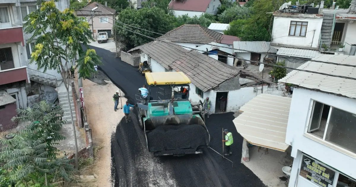 Bursa Karacabey’in Yenikaraağaç Mahallesi’nde yollar yenileniyor
