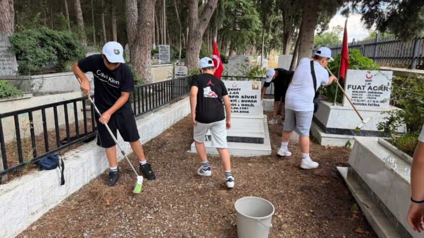 Bursada cocuklar sehitleri unutmadi iznik sehitligini gullerle donattilar INCm1rKk.jpg