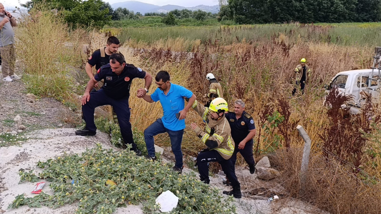Bursa’da feci kaza: Lastiği patlayan kamyonet tarlaya uçtu