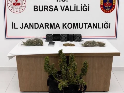 Bursada uyusturucuya 3 gozalti 3hasTf2c.webp