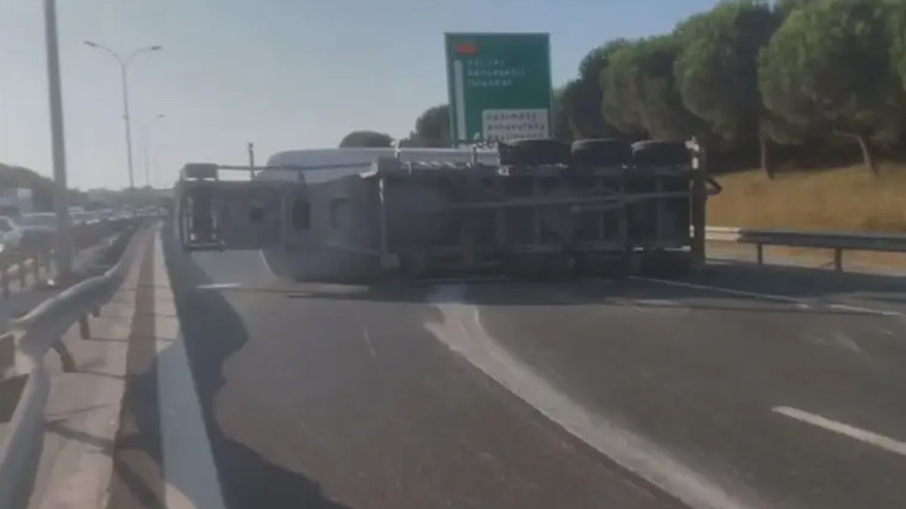Büyükçekmece’de beton tankeri devrildi: Trafik durdu