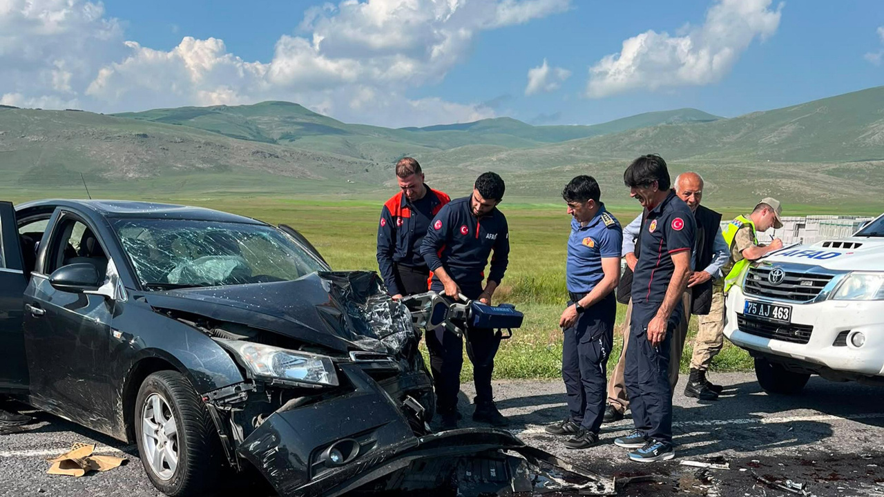 Can pazarı yaşandı! Minibüs ile otomobil çarpıştı, 7 kişi yaralandı