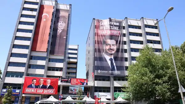 Cankaya belediyesi onunde dayanisma nobeti huseyin can gunere destek mesaji verildi YDbY8IMO.jpg
