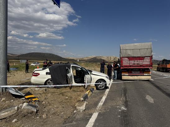Cankirida feci kaza tir ile otomobil carpisti 3 olu 2 yarali mXfN42VB.jpg