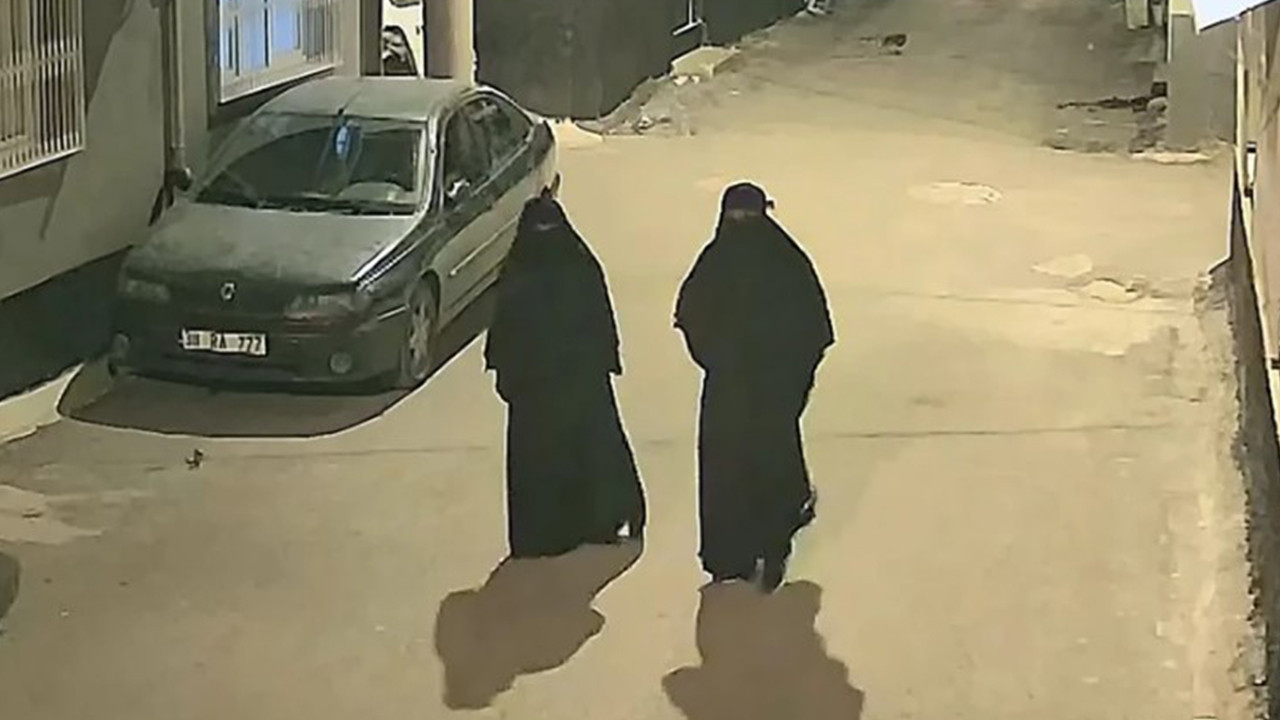Çarşaf giyip girdikleri evde 40 dakikada servet çaldılar: Kameralar ele verdi