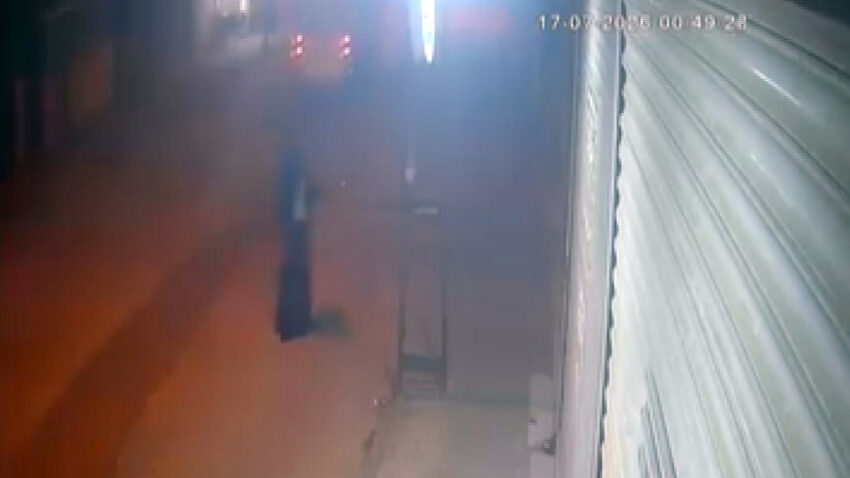 Carsaf giyip kadin kiliginda dukkan taradi ZgIphHS8.jpg