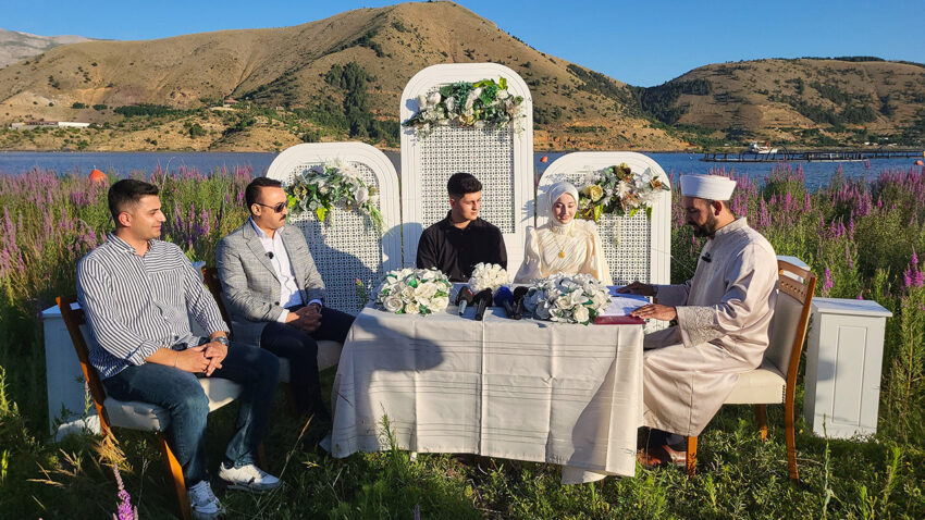 Cat barajindaki yuzen adalar bir ilke sahne oldu nikah kiyildi 2dKe6Xgv.jpg