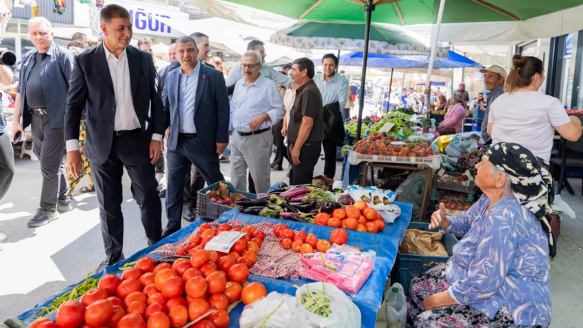 Cemil tugay tirede vatandaslar ureticiler ve esnafla bulustu fTSiWr2i.png