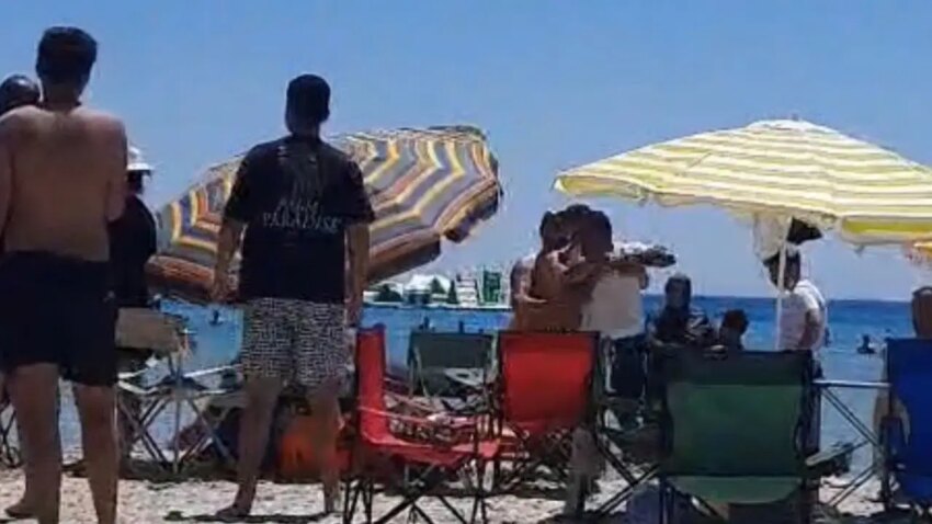 Cesme altinkum plajinda semsiye kavgasi yumruklar havada ucustu ymySxm6z.jpg