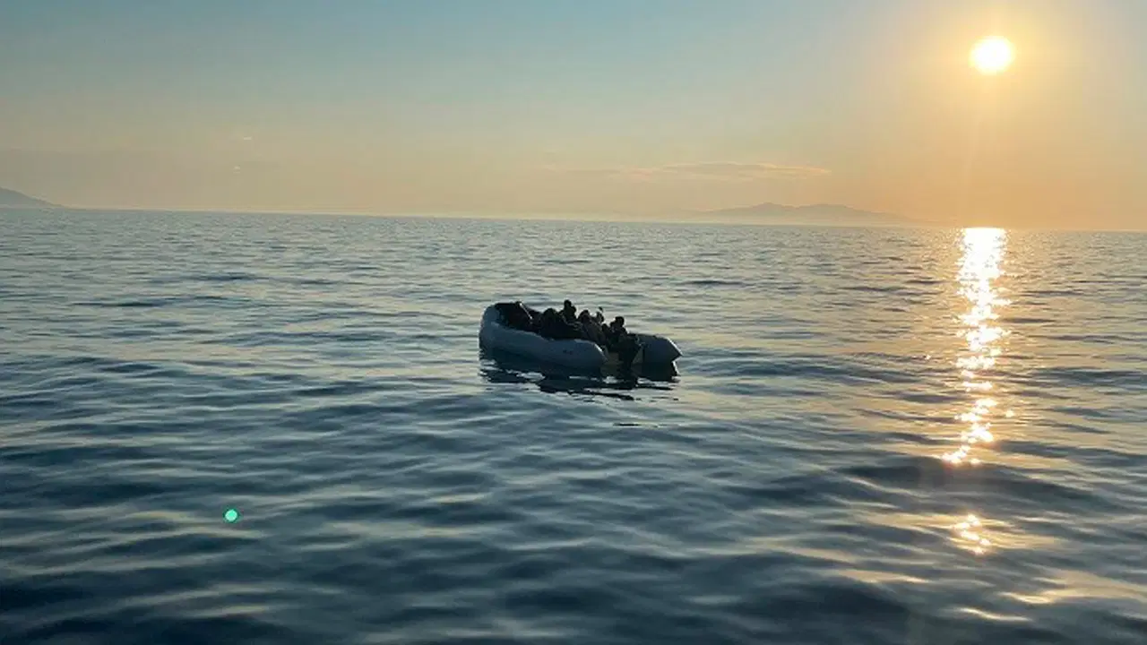 Cesmede operasyon hareketli lastik bottaki 20 duzensiz gocmen yakalandi PTUpdaGu.jpg