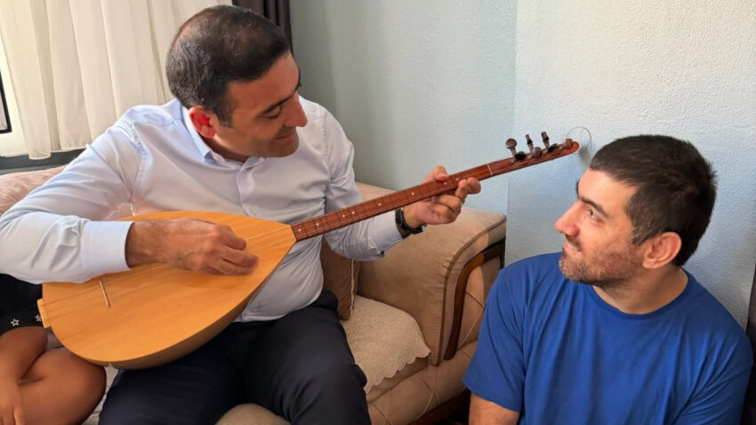Cezaevindeyken verdigi sozu tuttu inan guney ilk ziyaretini engelli yurttasa yapti LlBBOUnp.jpg
