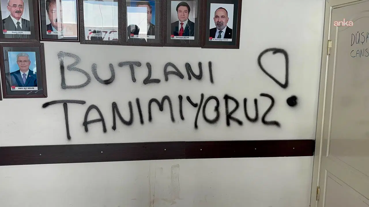 CHP Aksaray İl Başkanlığı’na atamaya tepki gösteren partililer nöbet başlattı