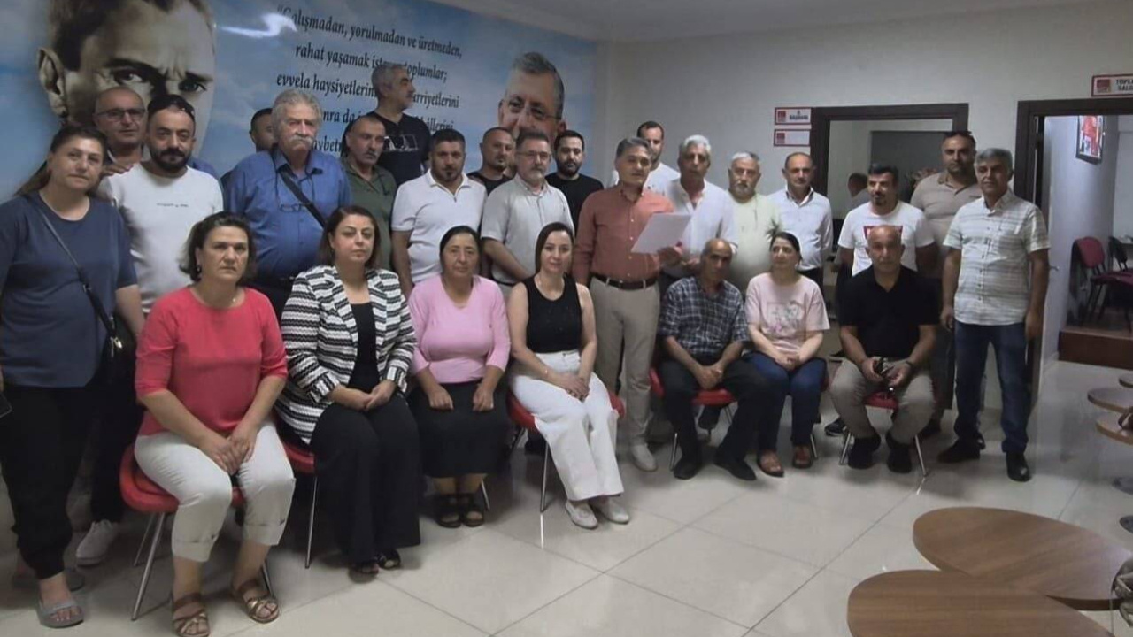 Chp erzincanda deprem orgut uyeleri ve belediye baskanlari istifa etti zy2ID32N.jpg