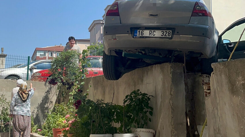 Corluda unutkanlik ucuz atlatildi el freni cekilmeyen otomobil bahce duvarinda asili kaldi 4TwemUgX.jpg