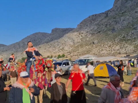 Develer gecti turkuler soylendi gazipasada yayla senligi basladi xqcxzxfi.jpg