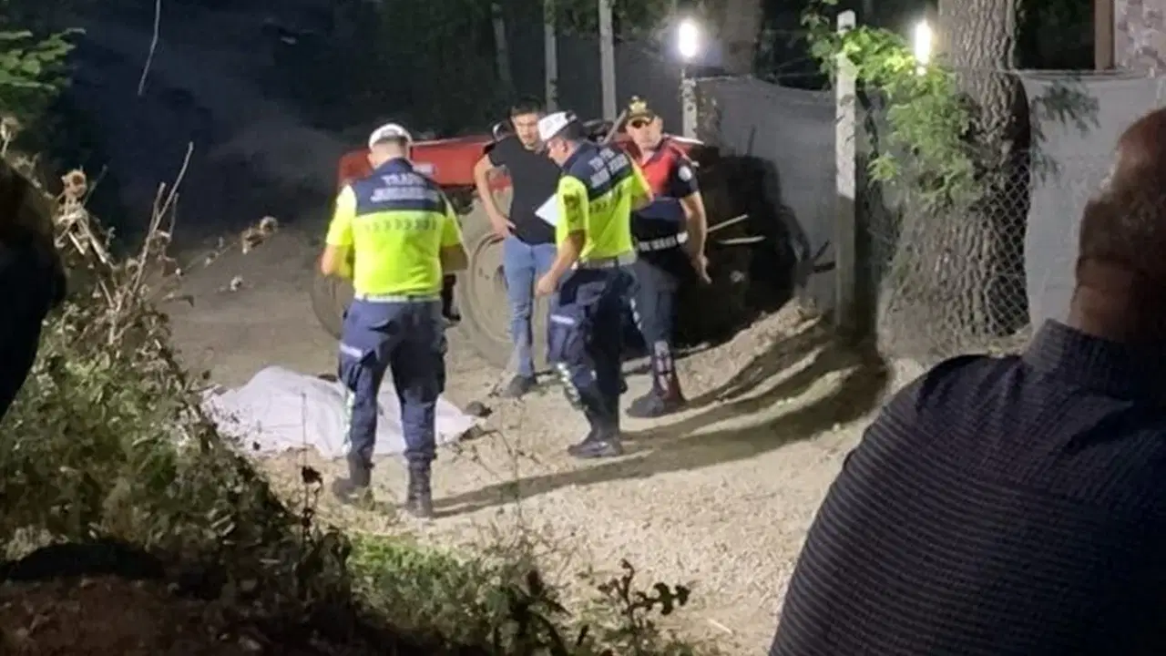 Devrilen traktorun altinda kalan 75 yasindaki surucu hayatini kaybetti kfKuFiKk.jpg