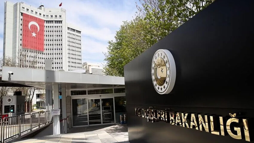 Disislerinden yunanistanin turk okullarini kapatma kararina tepki WHNePIQE.jpg