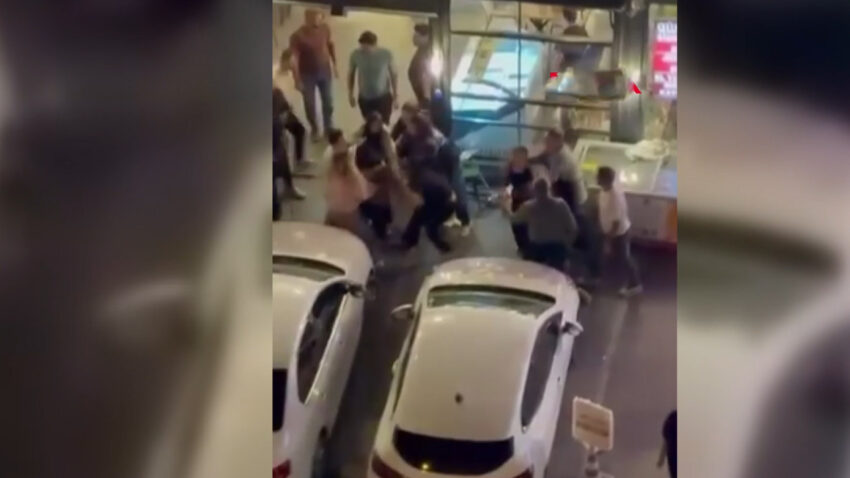 Dort kadin birbirinin sacini yoldu beylikduzunde kavgayi ayirmak kolay olmadi s1EHhAAy.jpg