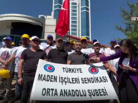 Doruk madencilik iscileri alacaklarinin odenmedigi gerekcesiyle yildizlar sss holding onunde Rp2xDTVN.jpg