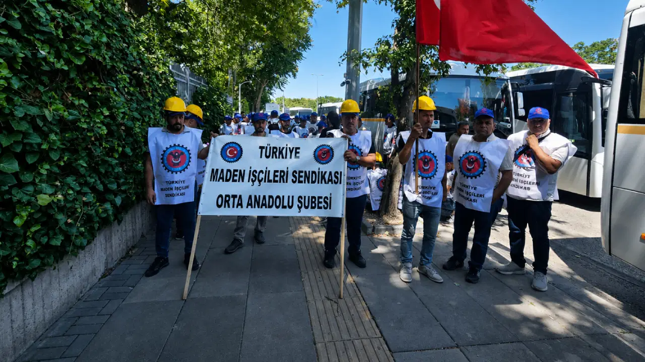 Doruk Madencilik işçileri, Enerji ve Tabii Kaynaklar Bakanlığı önünde: ‘Protokolde yazılanlar ödeninceye kadar Ankara’dan ayrılmayacağız’