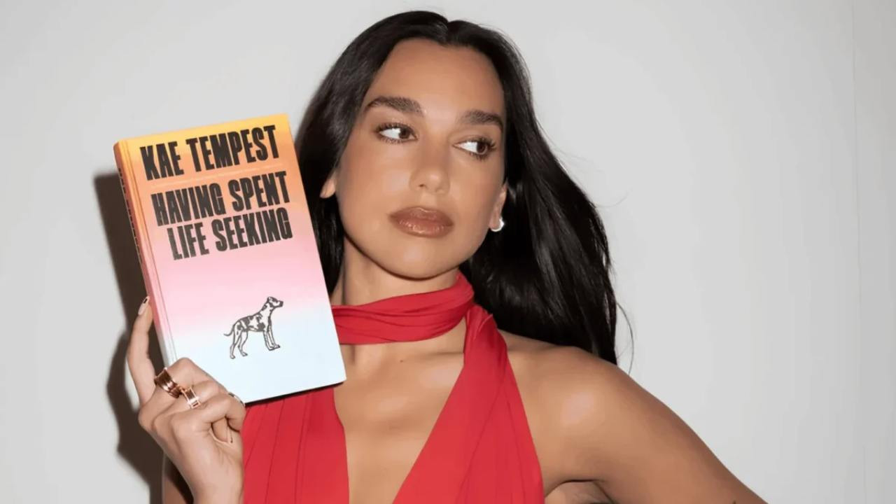 Dua Lipa’dan sansürlenen kitaplar için kütüphane